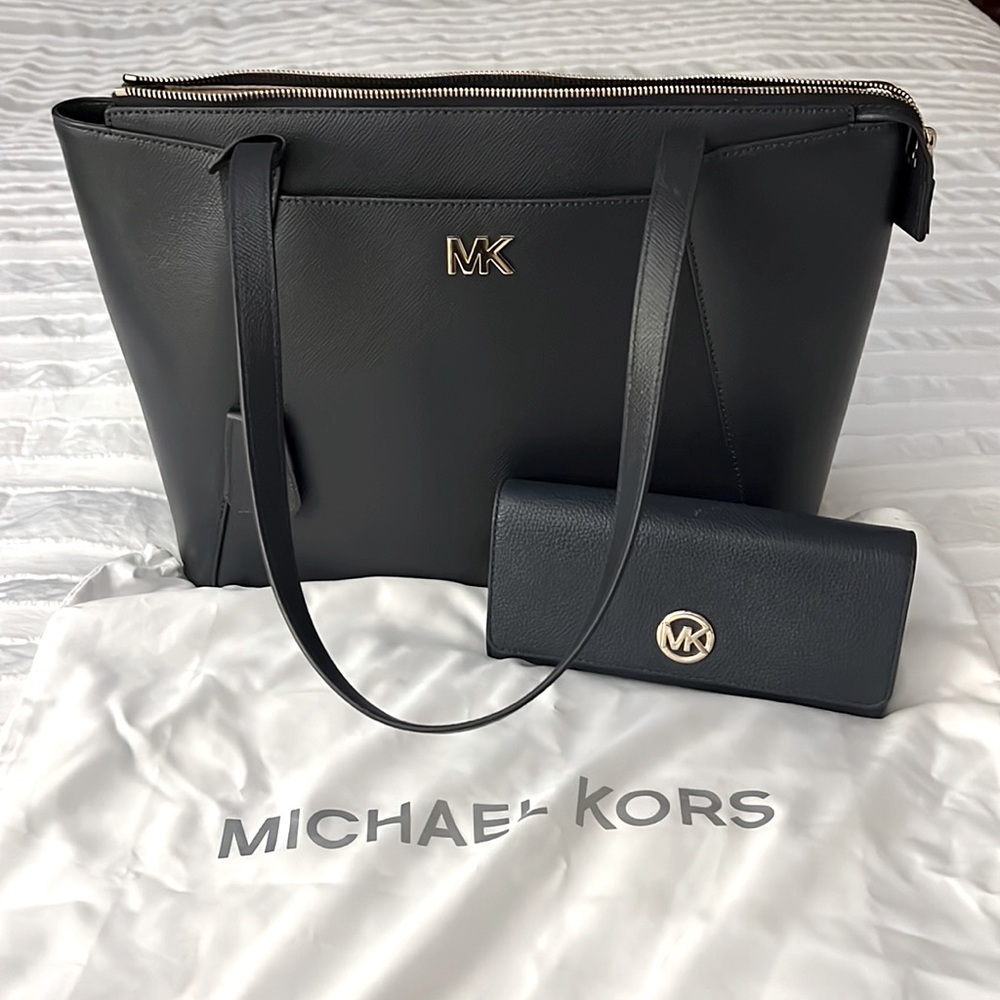 Navy MICHAEL KORS Shoulder Tote Handbag with coordinating Navy Wallet Beautiful!